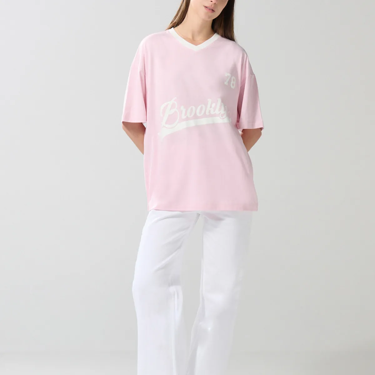 KOAJ - KOAJ Camiseta cuello V roja oscura oversize con arte college Mujer