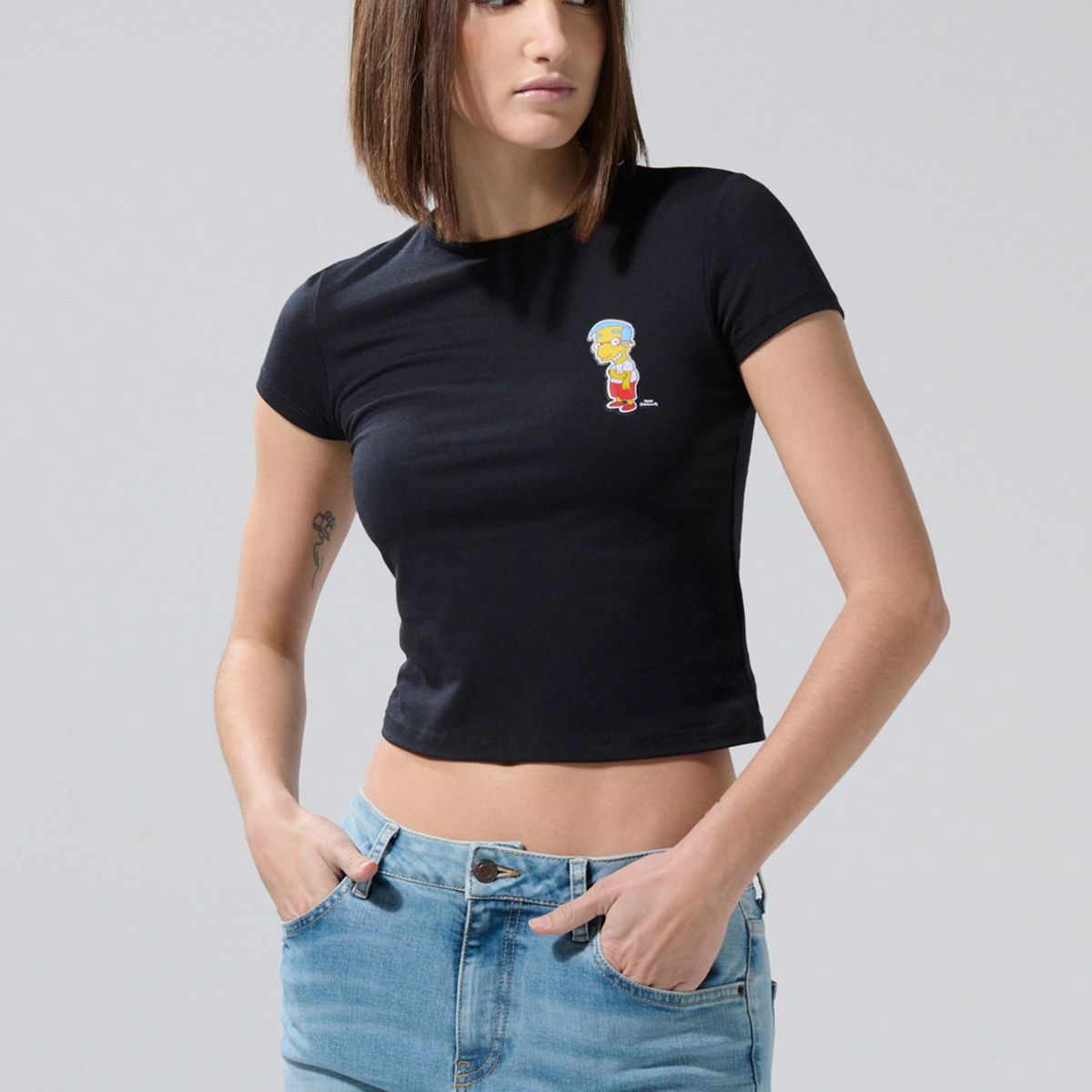 KOAJ - KOAJ Camiseta negra cuello redondo con arte de Los Simpson Mujer
