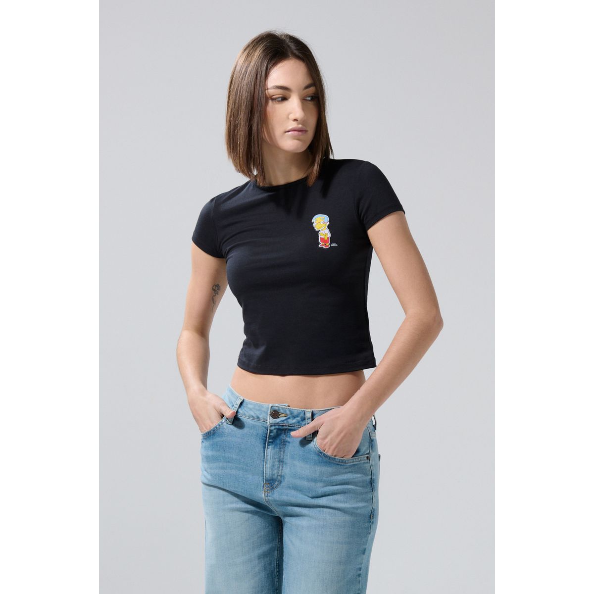KOAJ - KOAJ Camiseta negra cuello redondo con arte de Los Simpson Mujer