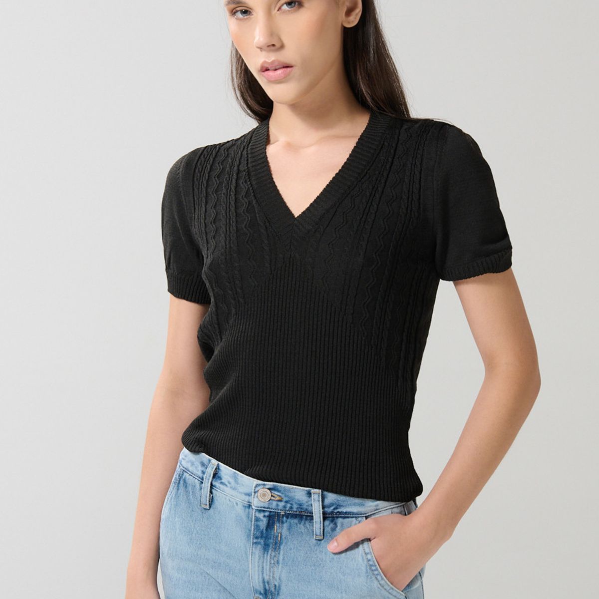 KOAJ - KOAJ SUETER NEGRO TEJIDO EN TRENZAS CUELLO EN V MANGA CORTA Mujer