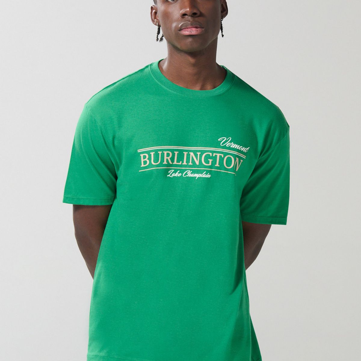 KOAJ - KOAJ Camiseta verde college manga corta con hombro rodado Hombre