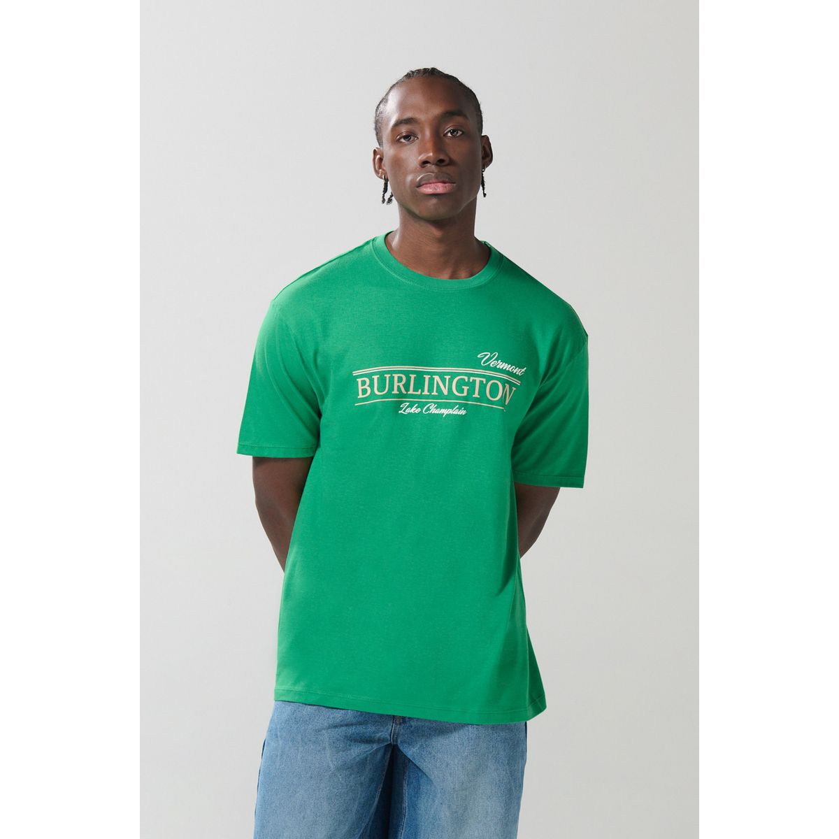 KOAJ - KOAJ Camiseta verde college manga corta con hombro rodado Hombre