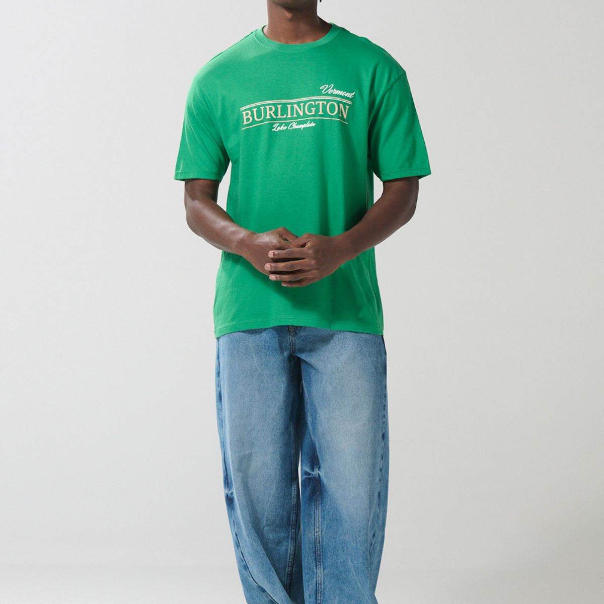 KOAJ - KOAJ Camiseta verde college manga corta con hombro rodado Hombre