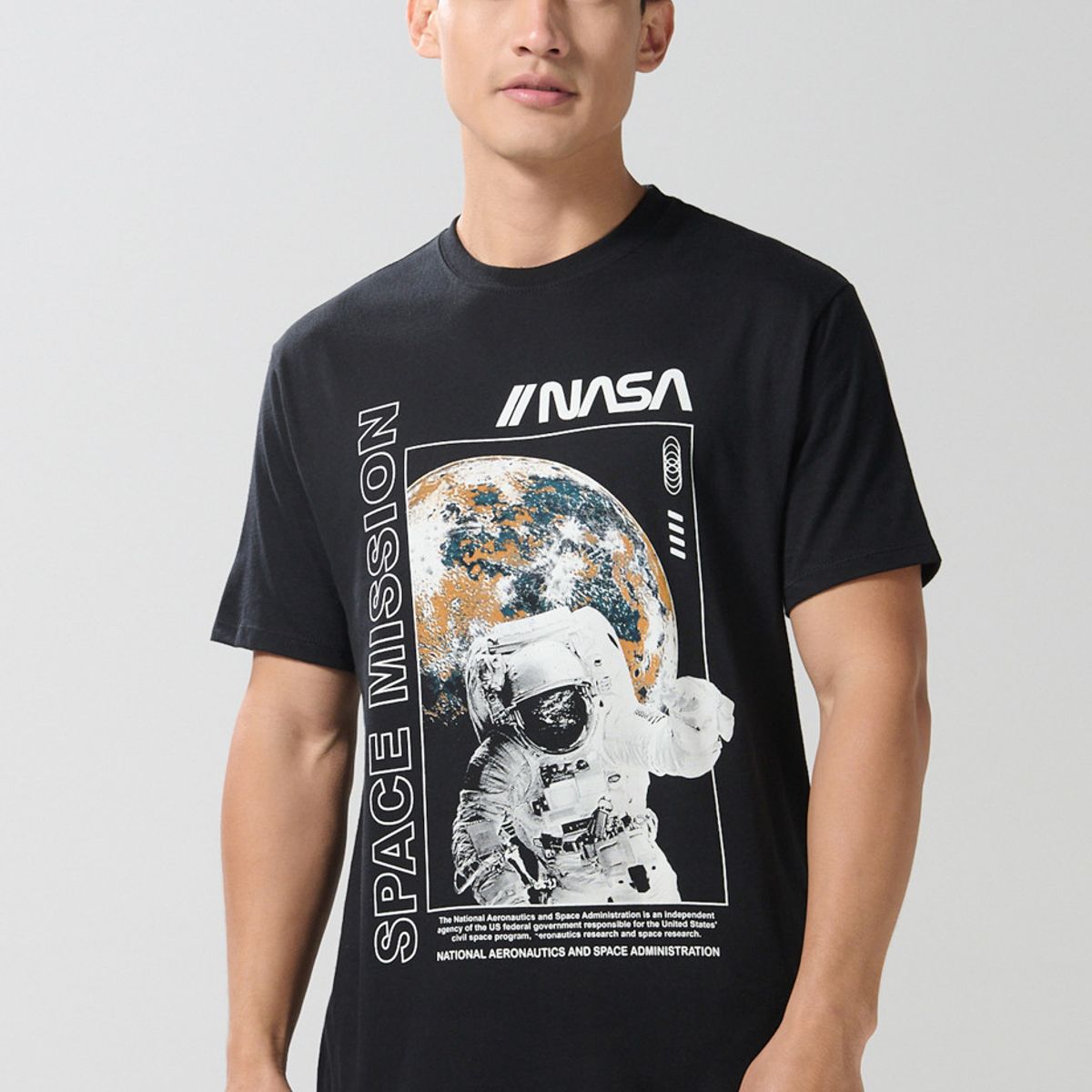 KOAJ - KOAJ Camiseta cuello redondo negra con estampado de NASA Hombre