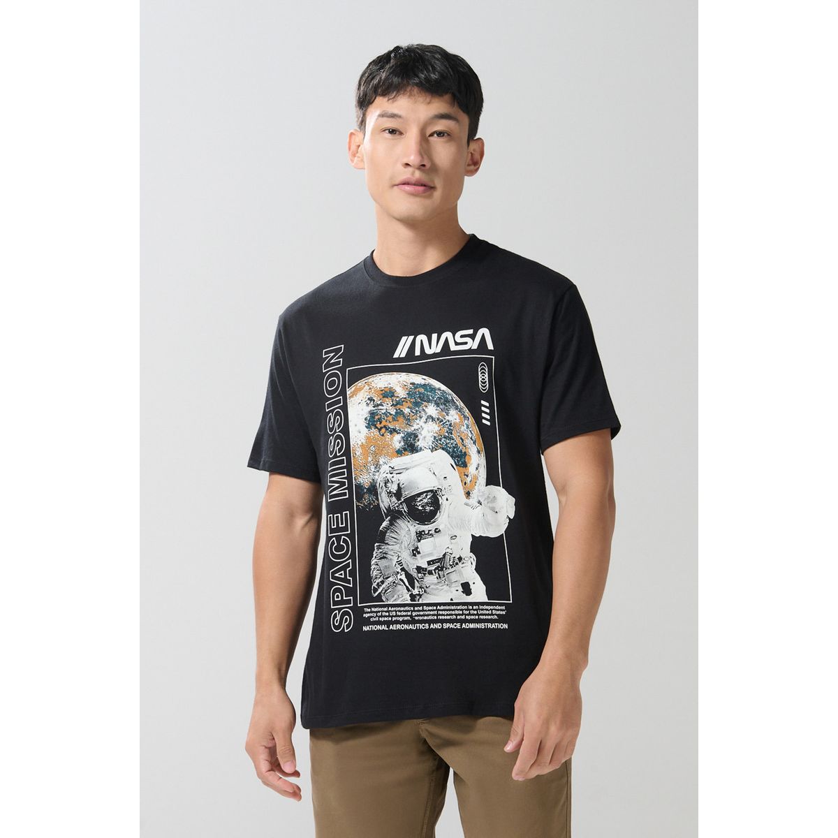 KOAJ - KOAJ Camiseta cuello redondo negra con estampado de NASA Hombre