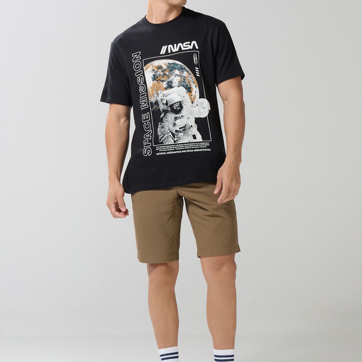 KOAJ - KOAJ Camiseta cuello redondo negra con estampado de NASA Hombre