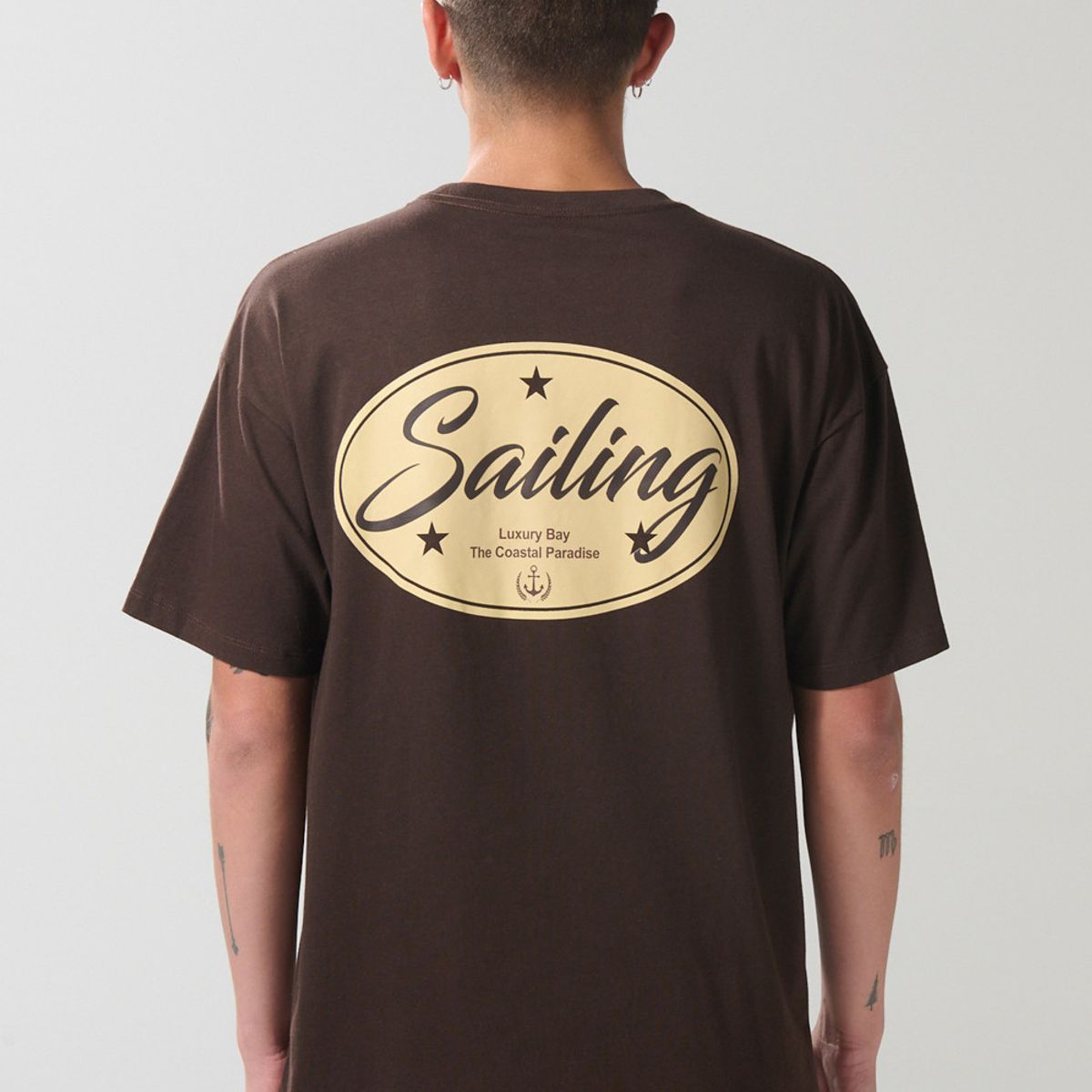 KOAJ - KOAJ Camiseta café oscura oversize manga corta con textos Hombre