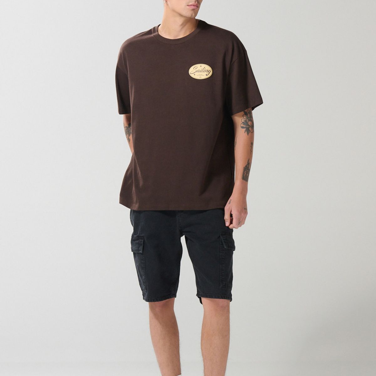 KOAJ - KOAJ Camiseta café oscura oversize manga corta con textos Hombre