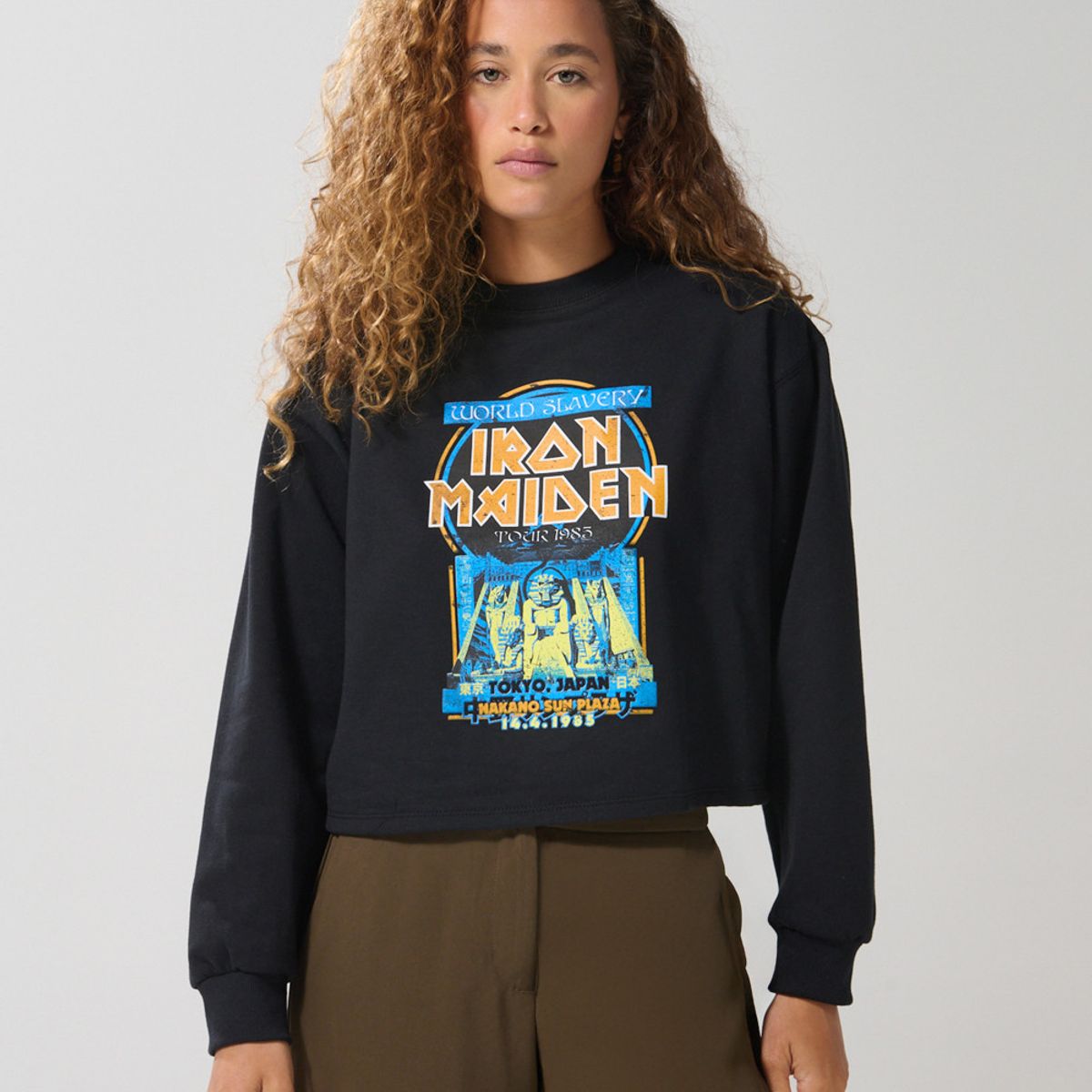 KOAJ - KOAJ Buzo negro crop top con estampado de Iron Maiden Mujer
