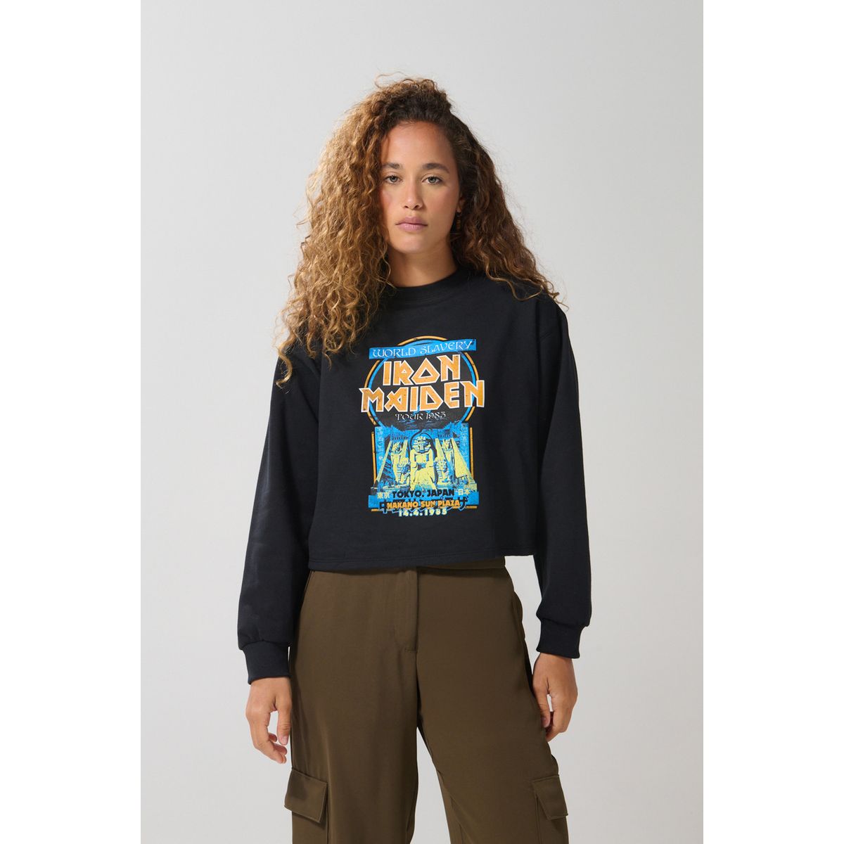 KOAJ - KOAJ Buzo negro crop top con estampado de Iron Maiden Mujer