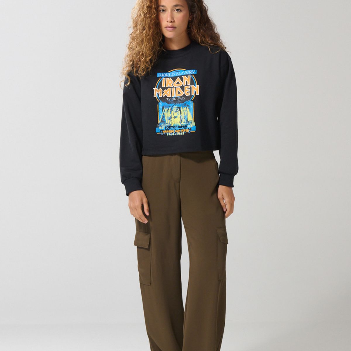 KOAJ - KOAJ Buzo negro crop top con estampado de Iron Maiden Mujer