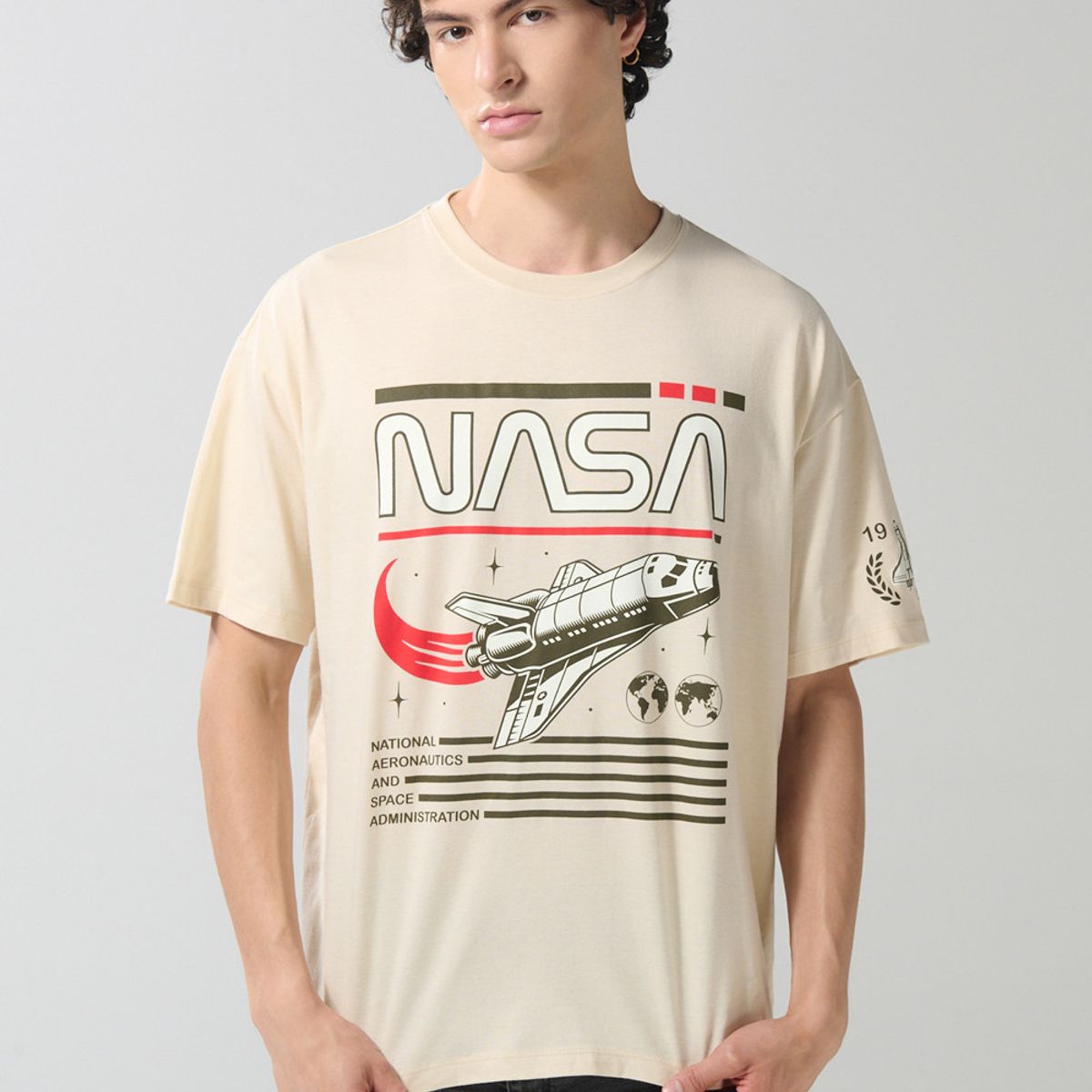 KOAJ - KOAJ Camiseta oversize kaki clara de NASA con cuello redondo Hombre
