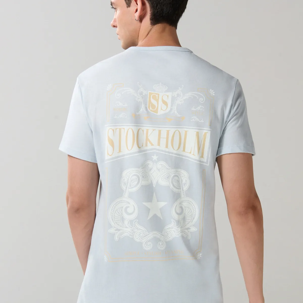 KOAJ - KOAJ Camiseta manga corta azul clara con diseños college Hombre