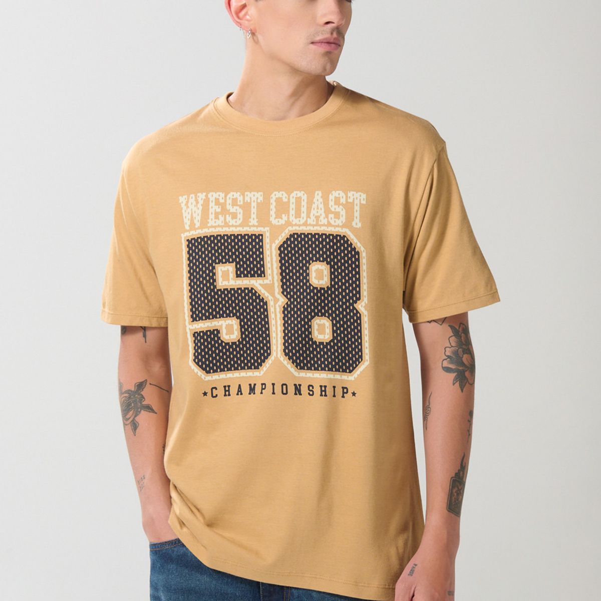 KOAJ - KOAJ Camiseta cuello redondo café clara con diseño college Hombre