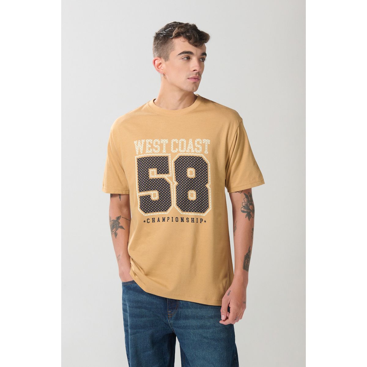 KOAJ - KOAJ Camiseta cuello redondo café clara con diseño college Hombre