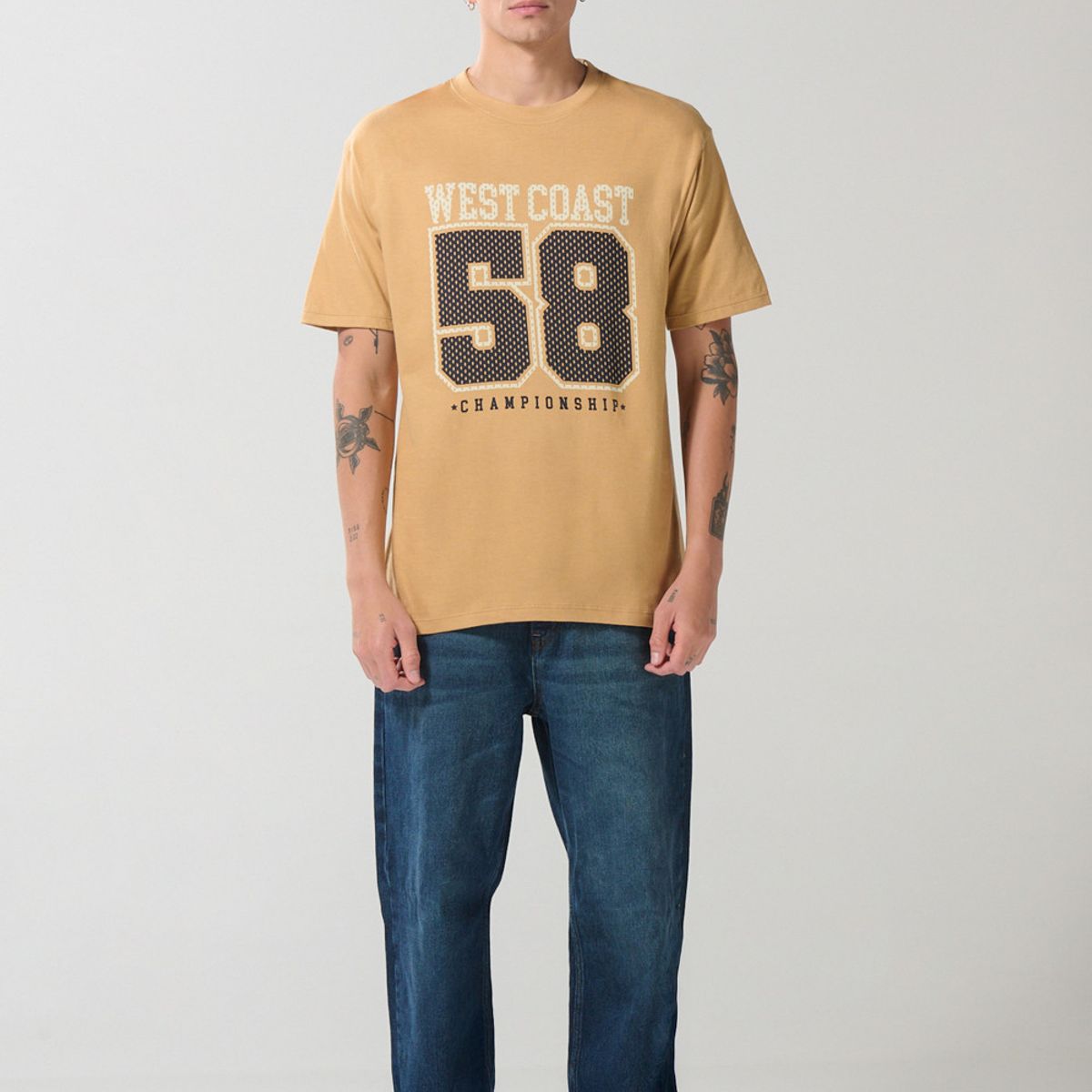 KOAJ - KOAJ Camiseta cuello redondo café clara con diseño college Hombre