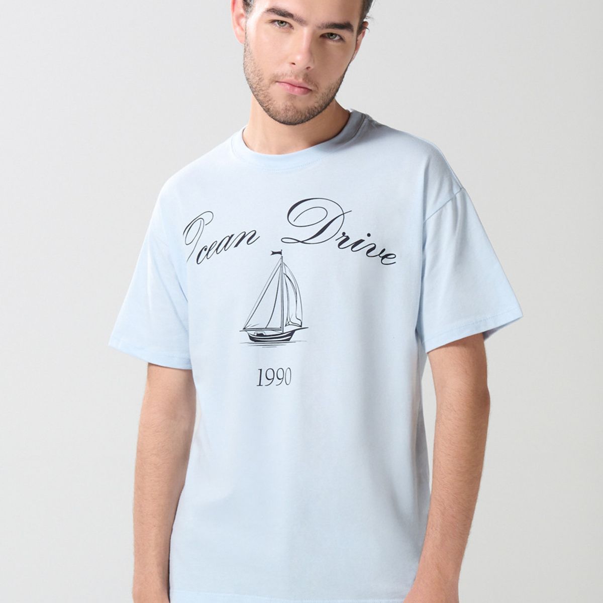 KOAJ - KOAJ Camiseta azul clara cuello redondo con diseño college Hombre