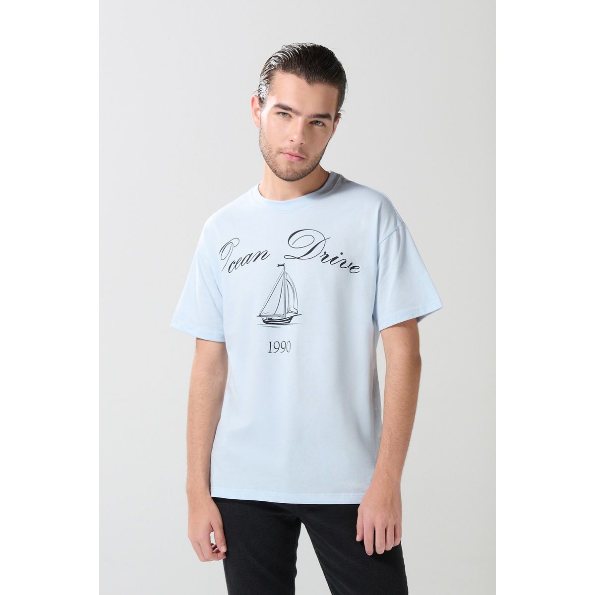 KOAJ - KOAJ Camiseta azul clara cuello redondo con diseño college Hombre