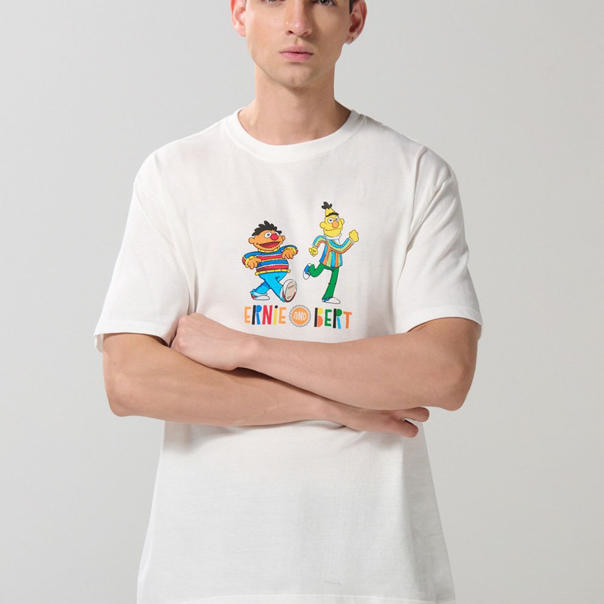 KOAJ - KOAJ Camiseta manga corta crema con arte de Plaza Sésamo Hombre