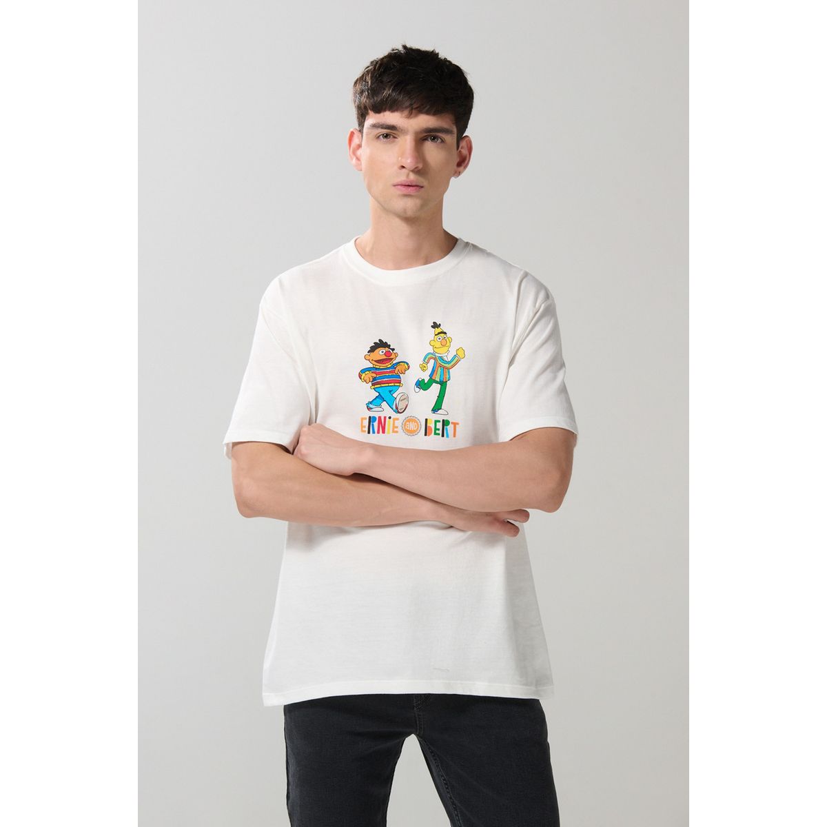 KOAJ - KOAJ Camiseta manga corta crema con arte de Plaza Sésamo Hombre