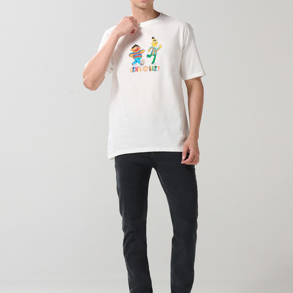 KOAJ - KOAJ Camiseta manga corta crema con arte de Plaza Sésamo Hombre