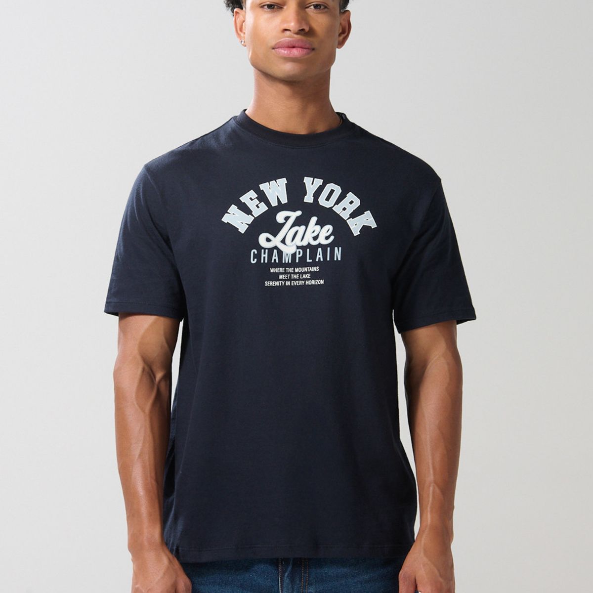 KOAJ - KOAJ Camiseta azul manga corta con diseño college delantero Hombre