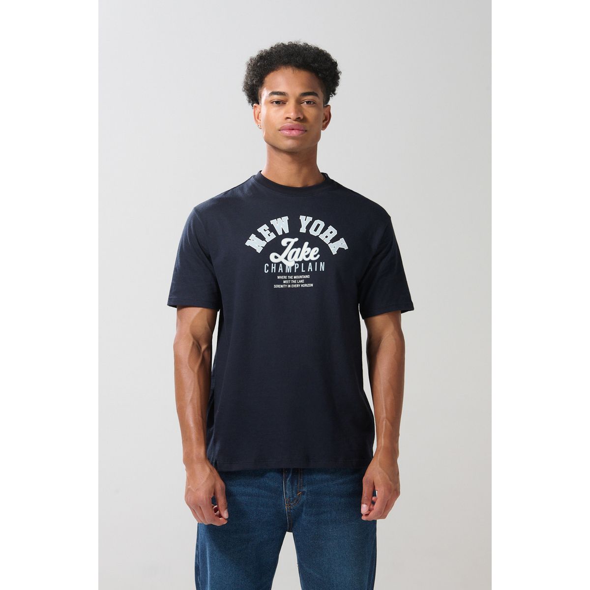 KOAJ - KOAJ Camiseta azul manga corta con diseño college delantero Hombre
