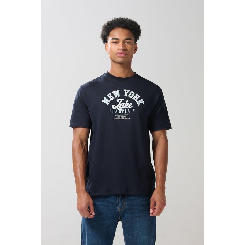 KOAJ - KOAJ Camiseta azul manga corta con diseño college delantero Hombre