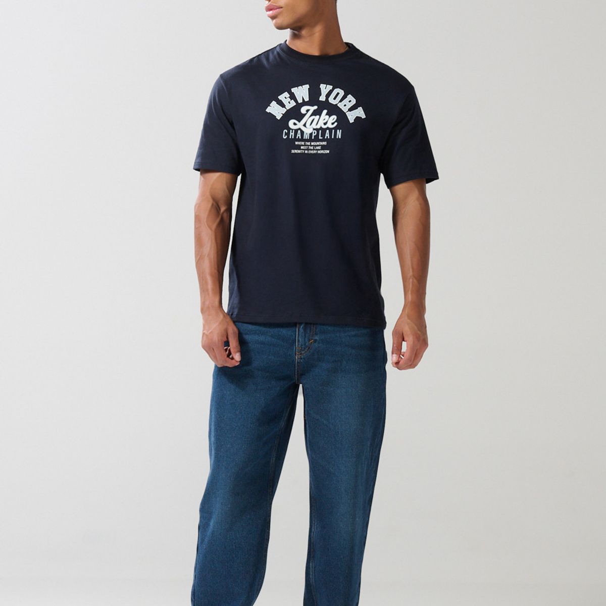 KOAJ - KOAJ Camiseta azul manga corta con diseño college delantero Hombre