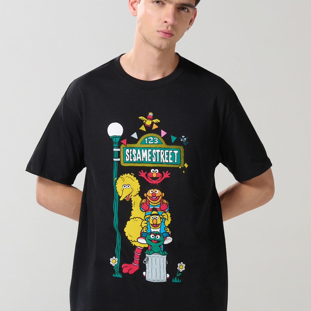 KOAJ - KOAJ Camiseta negra cuello redondo con arte de Plaza Sésamo Hombre