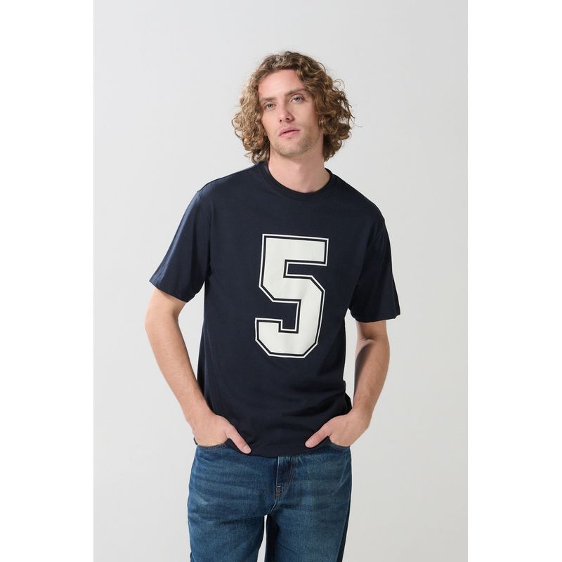 KOAJ - KOAJ Camiseta manga corta azul intensa con arte college numé Hombre