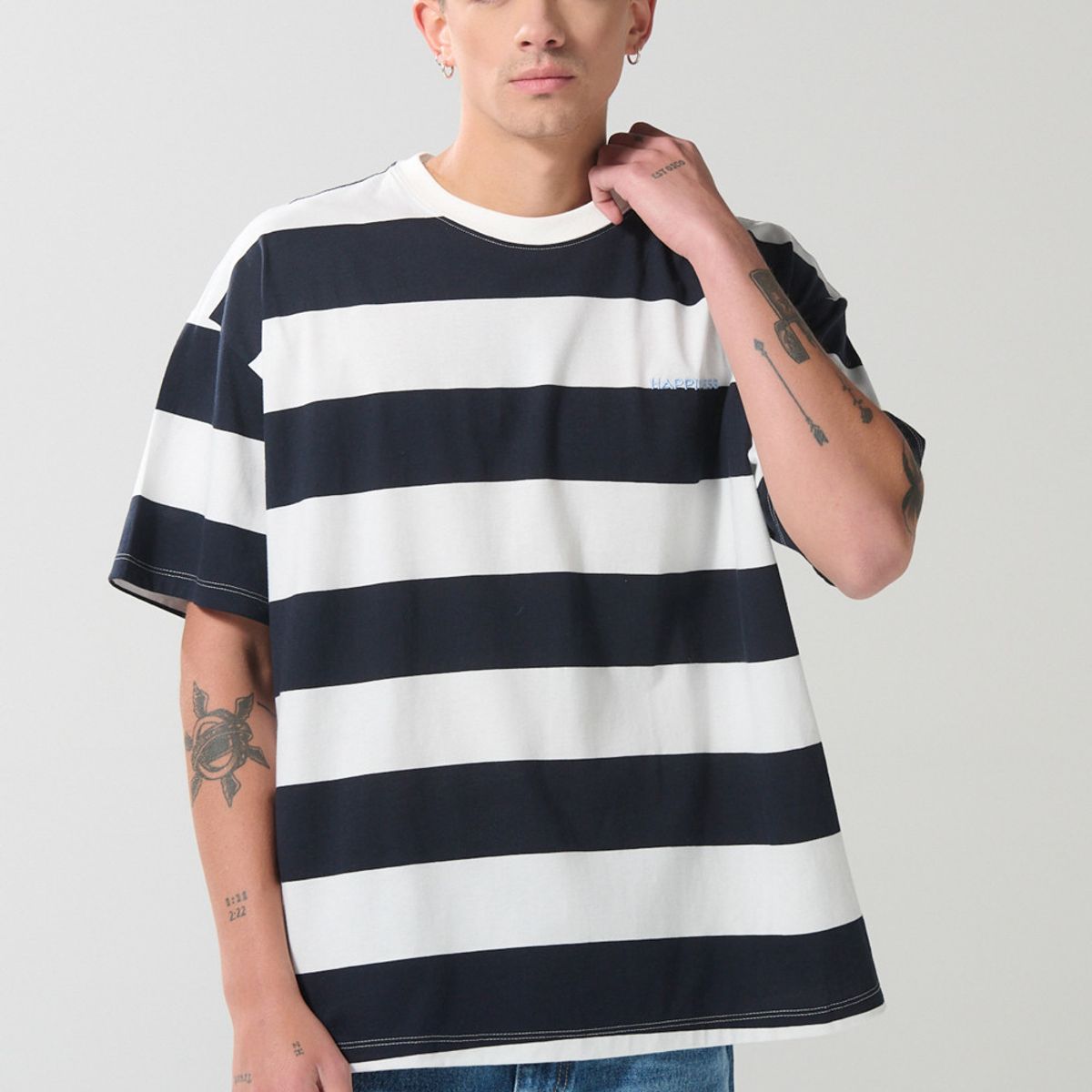 KOAJ - KOAJ Camiseta oversize cuello redondo azul con rayas blancas Hombre
