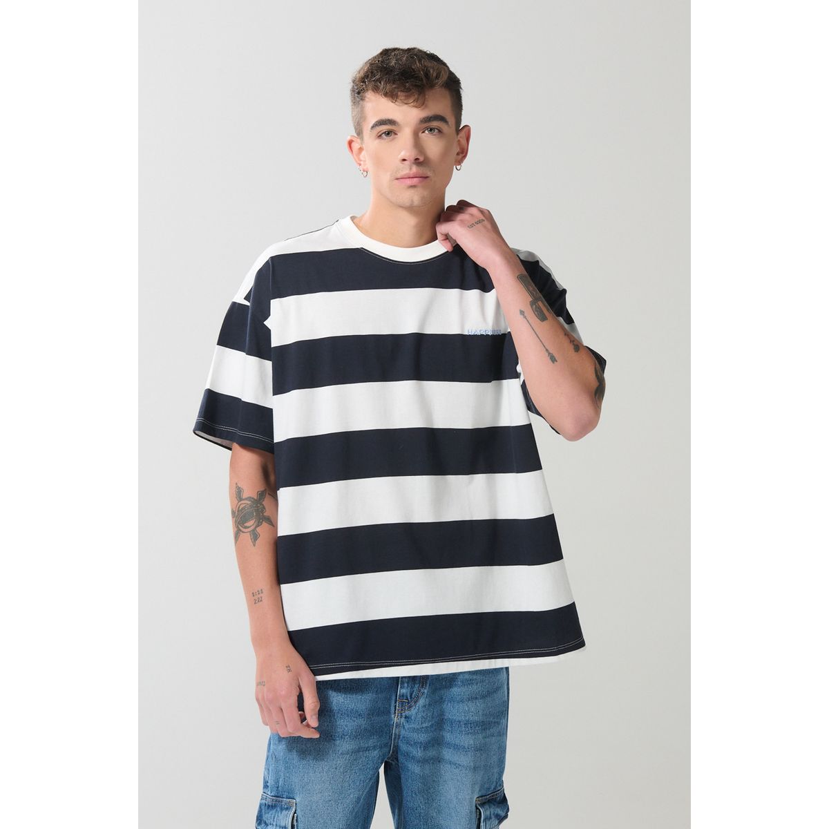 KOAJ - KOAJ Camiseta oversize cuello redondo azul con rayas blancas Hombre