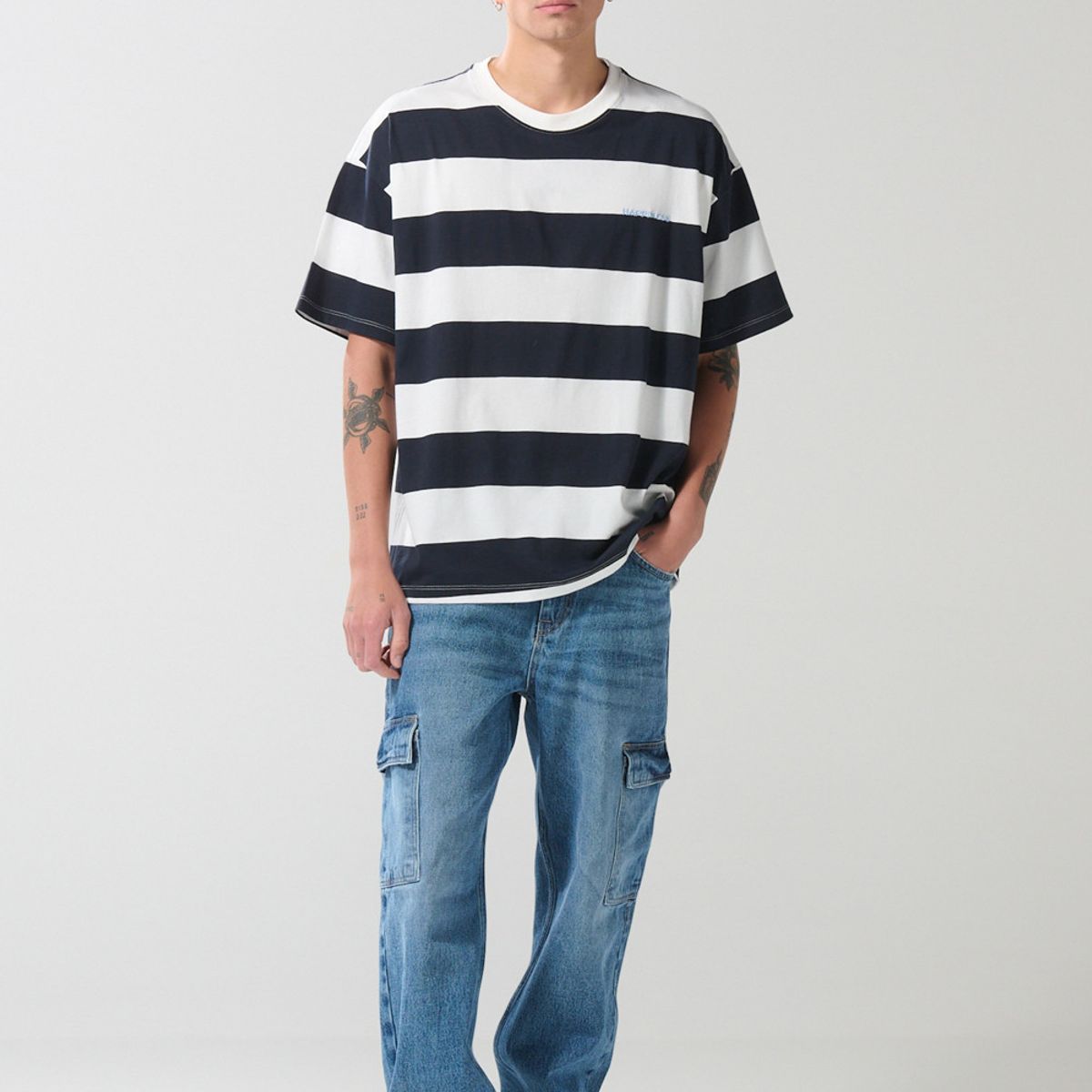 KOAJ - KOAJ Camiseta oversize cuello redondo azul con rayas blancas Hombre