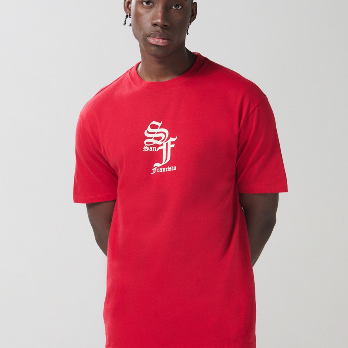 KOAJ - KOAJ Camiseta cuello redondo roja con arte college blanco Hombre