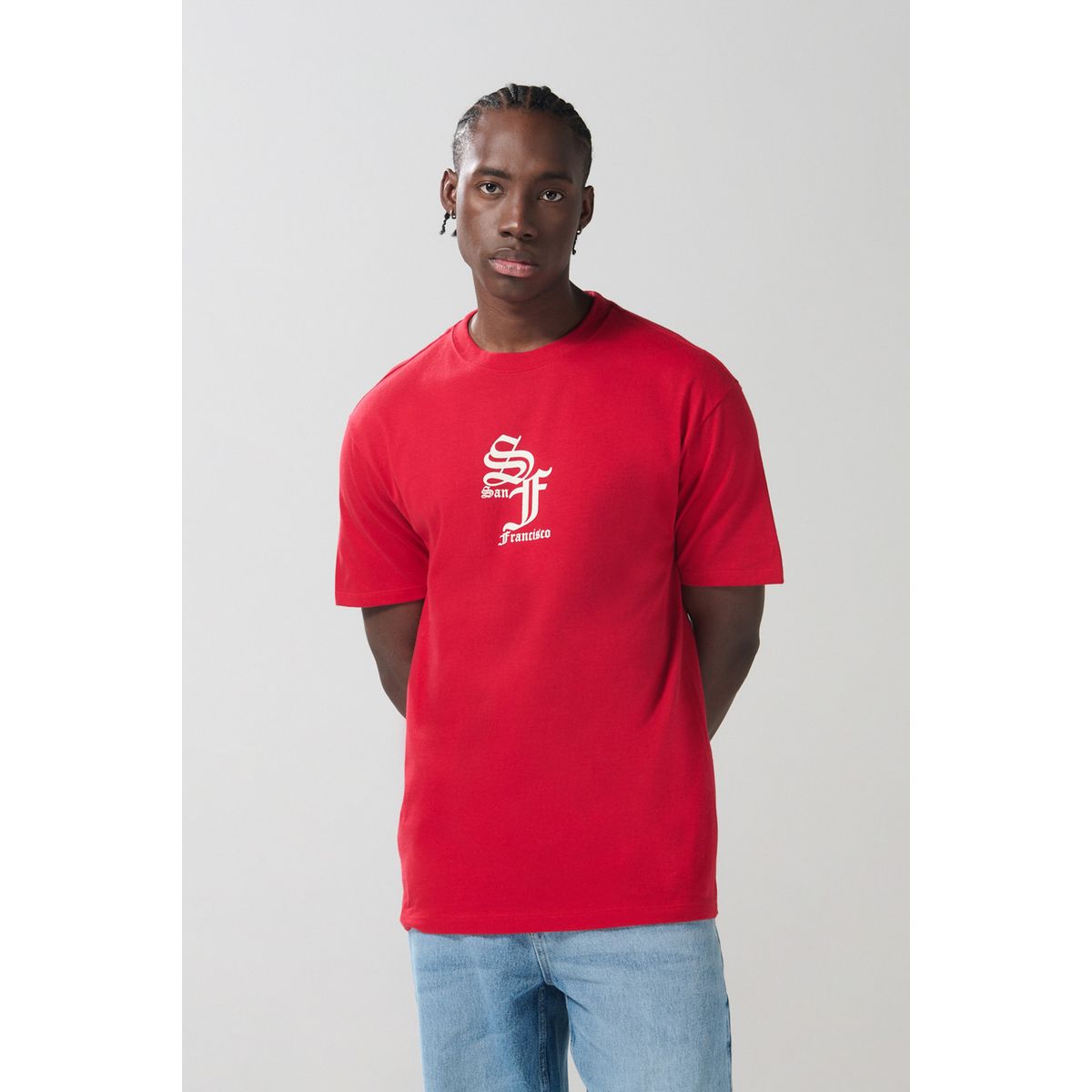 KOAJ - KOAJ Camiseta cuello redondo roja con arte college blanco Hombre