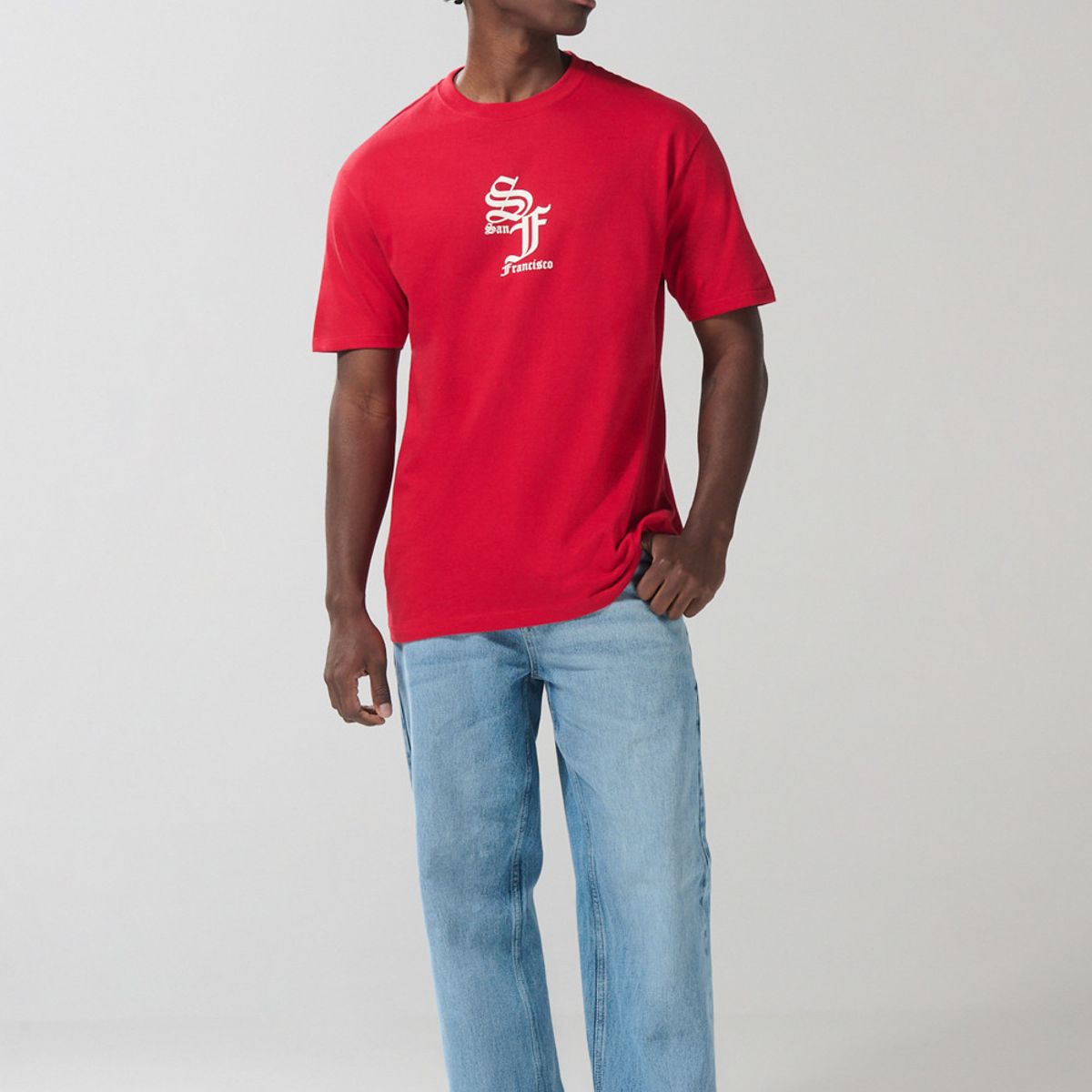 KOAJ - KOAJ Camiseta cuello redondo roja con arte college blanco Hombre