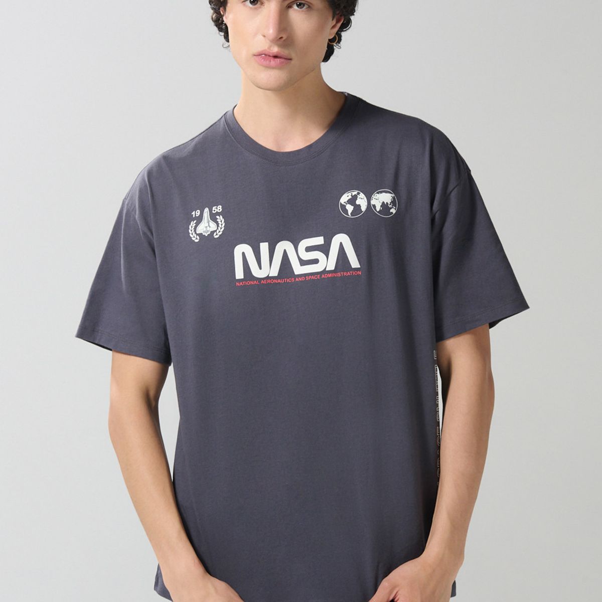 KOAJ - KOAJ Camiseta gris intensa oversize manga corta de NASA Hombre