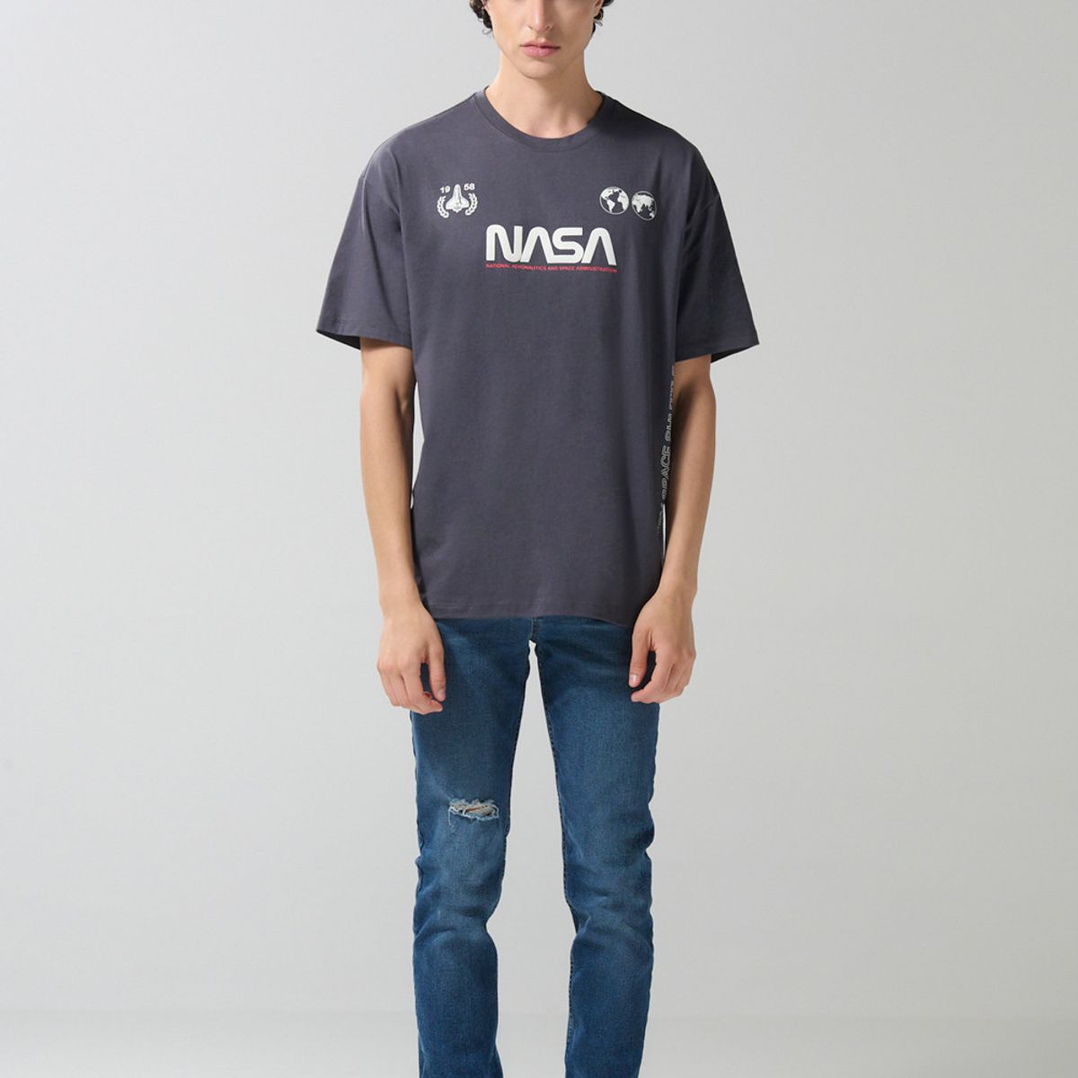 KOAJ - KOAJ Camiseta gris intensa oversize manga corta de NASA Hombre