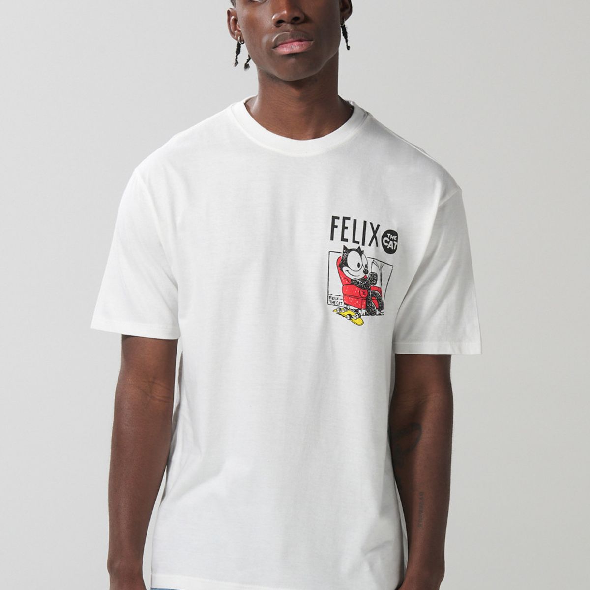 KOAJ - KOAJ Camiseta crema manga corta con estampado de Félix el Ga Hombre