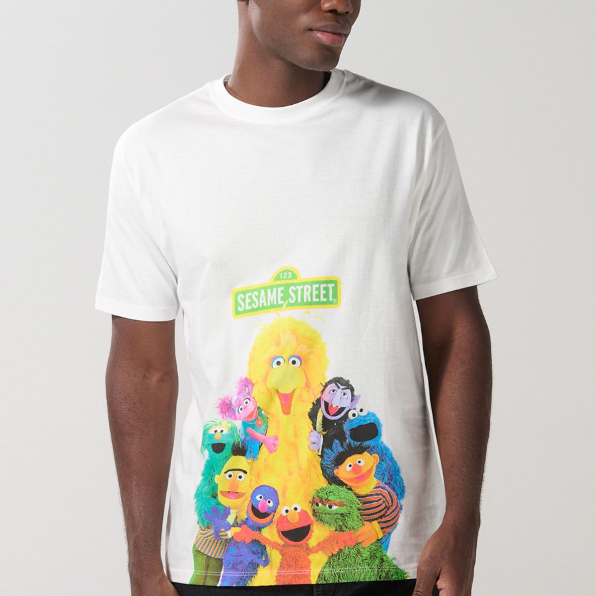 KOAJ - KOAJ Camiseta cuello redondo crema con arte de Plaza Sésamo Hombre