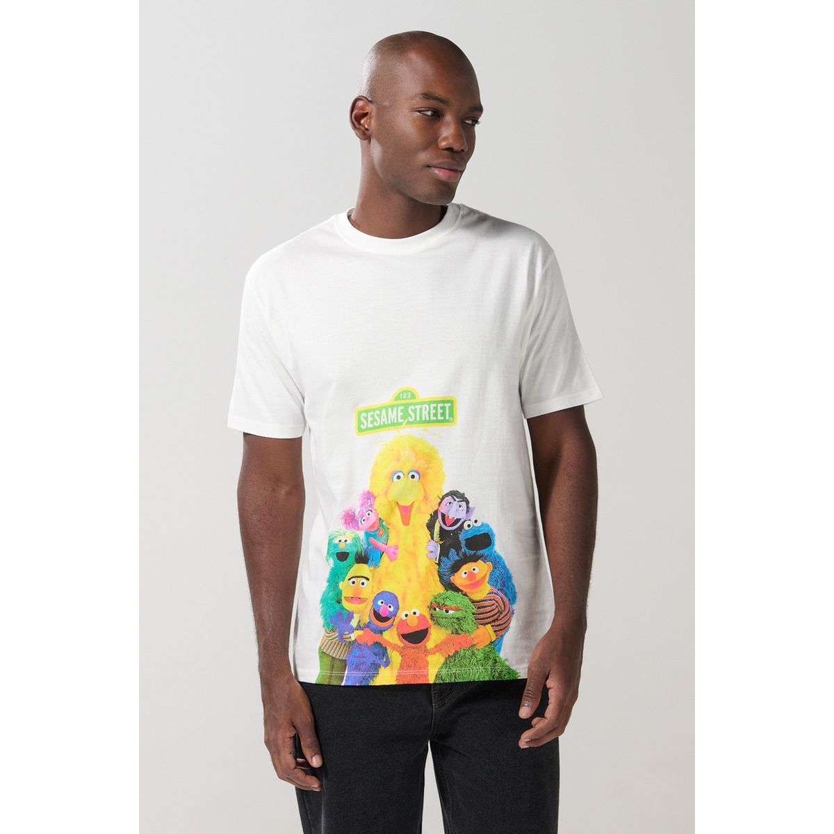 KOAJ - KOAJ Camiseta cuello redondo crema con arte de Plaza Sésamo Hombre