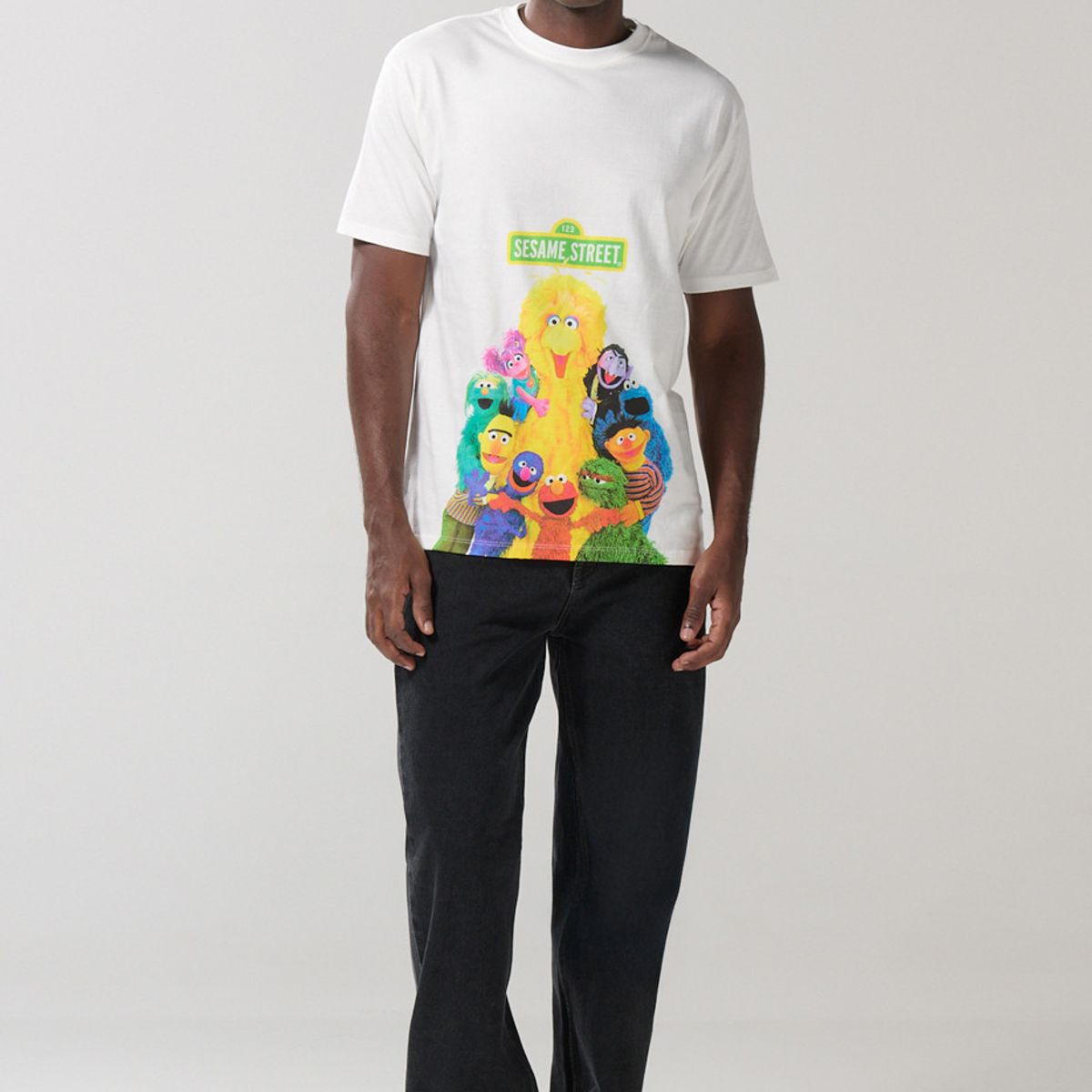 KOAJ - KOAJ Camiseta cuello redondo crema con arte de Plaza Sésamo Hombre