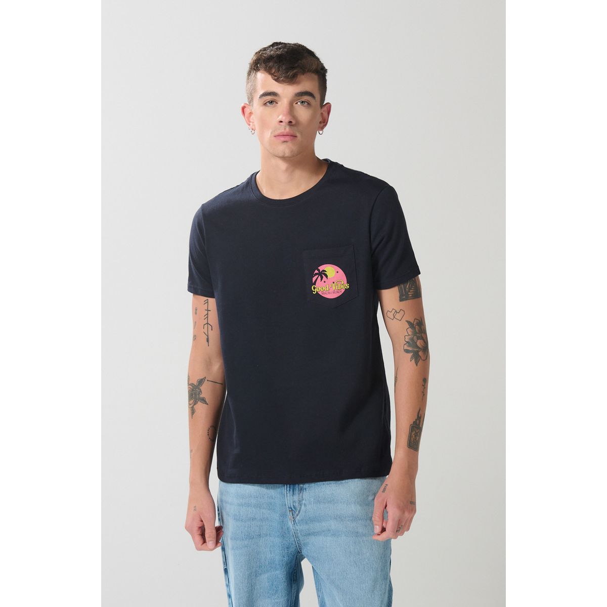 KOAJ - KOAJ Camiseta unicolor con bolsillo, manga corta y arte de v Hombre