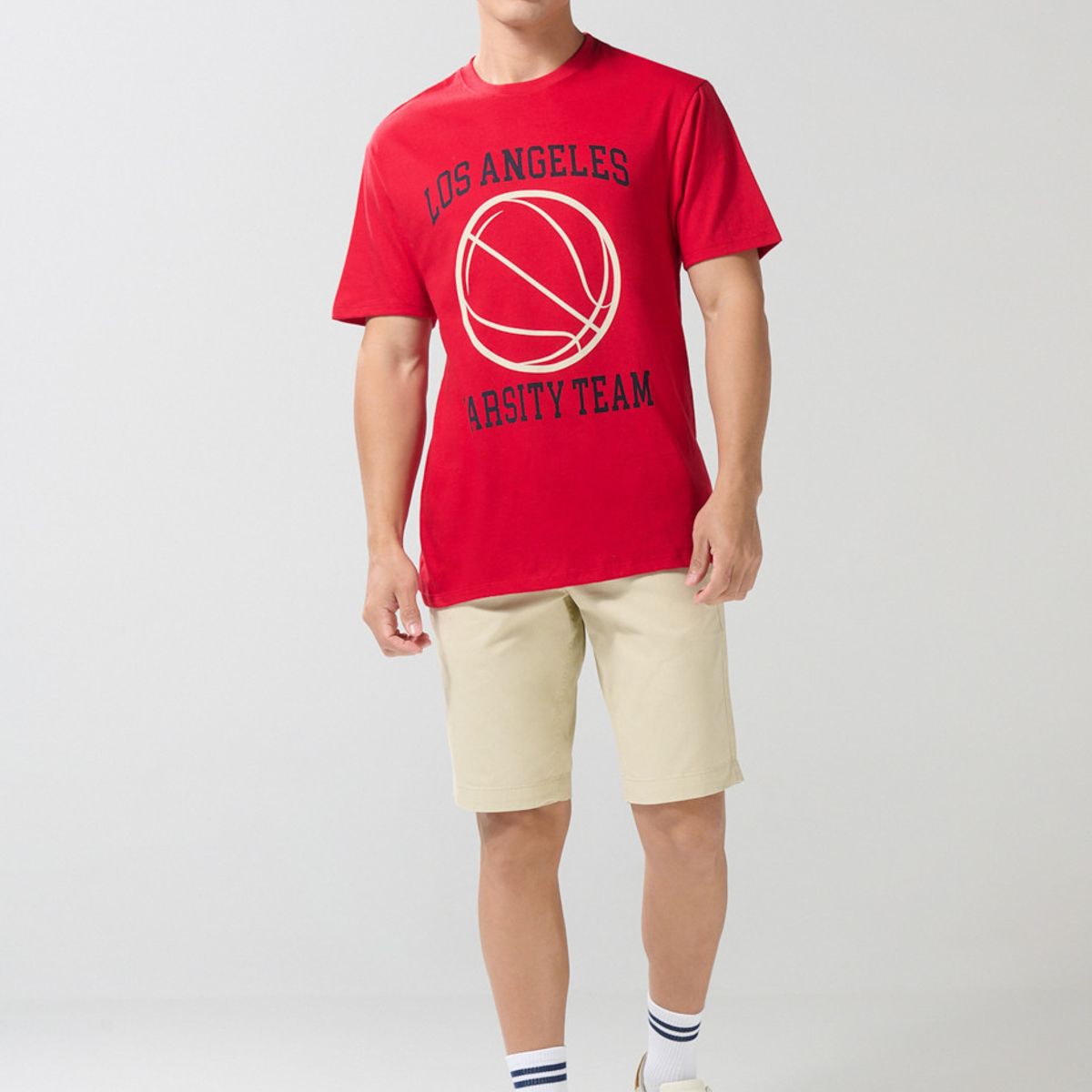 KOAJ - KOAJ Camiseta roja oscura manga corta con arte college depor Hombre