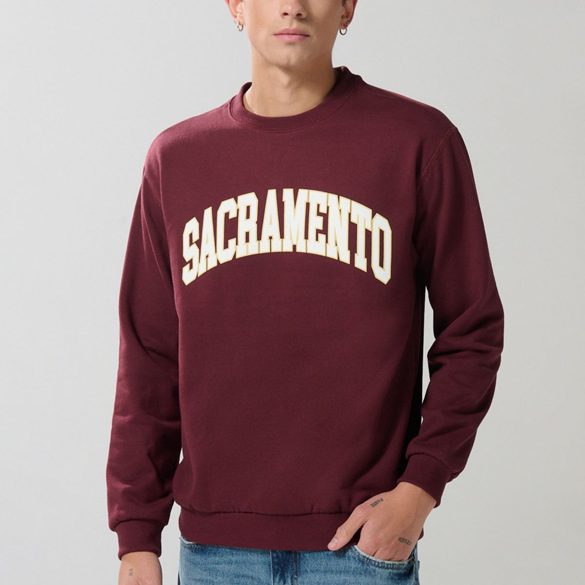 KOAJ - KOAJ Buzo cuello redondo rojo oscuro con texto college blanc Hombre