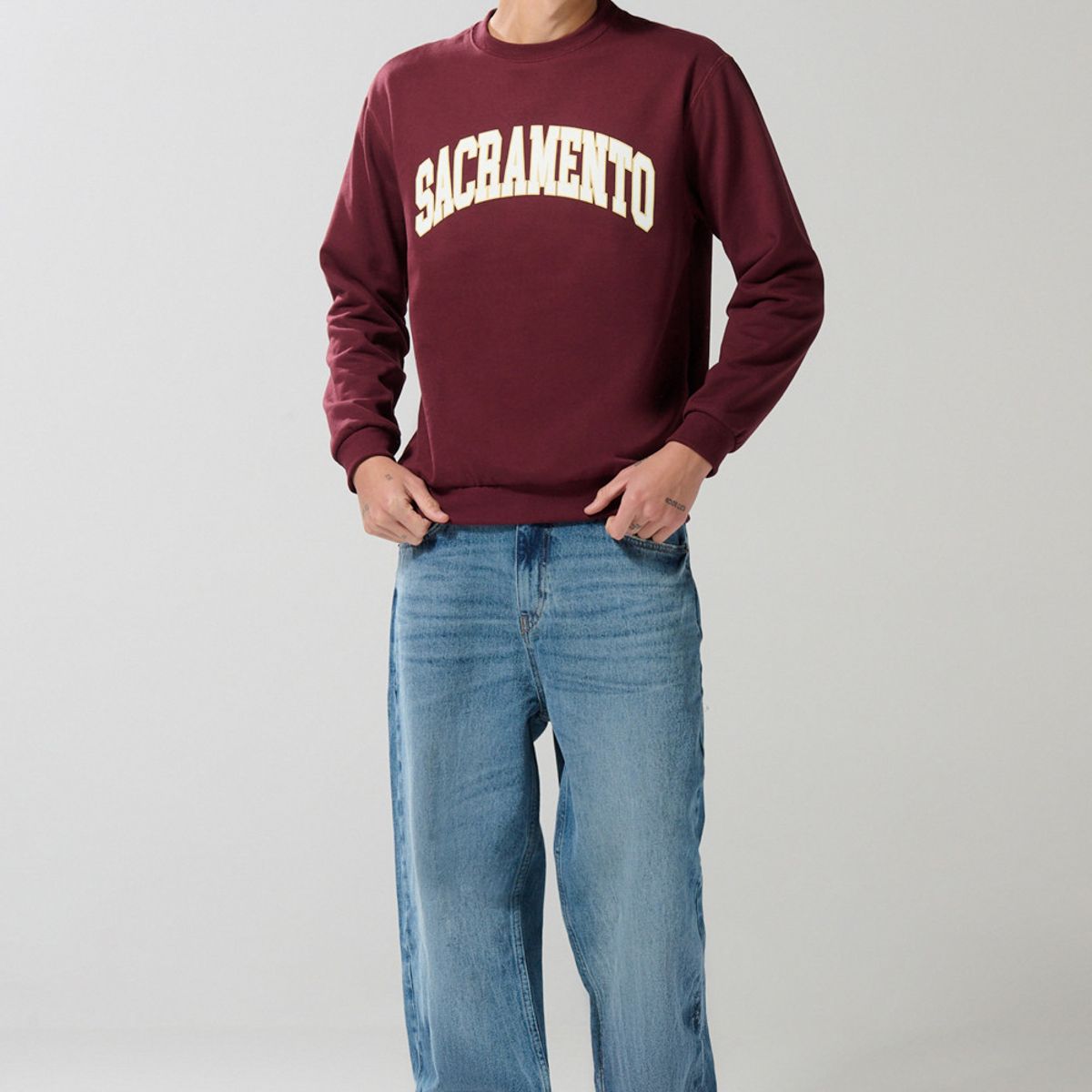 KOAJ - KOAJ Buzo cuello redondo rojo oscuro con texto college blanc Hombre