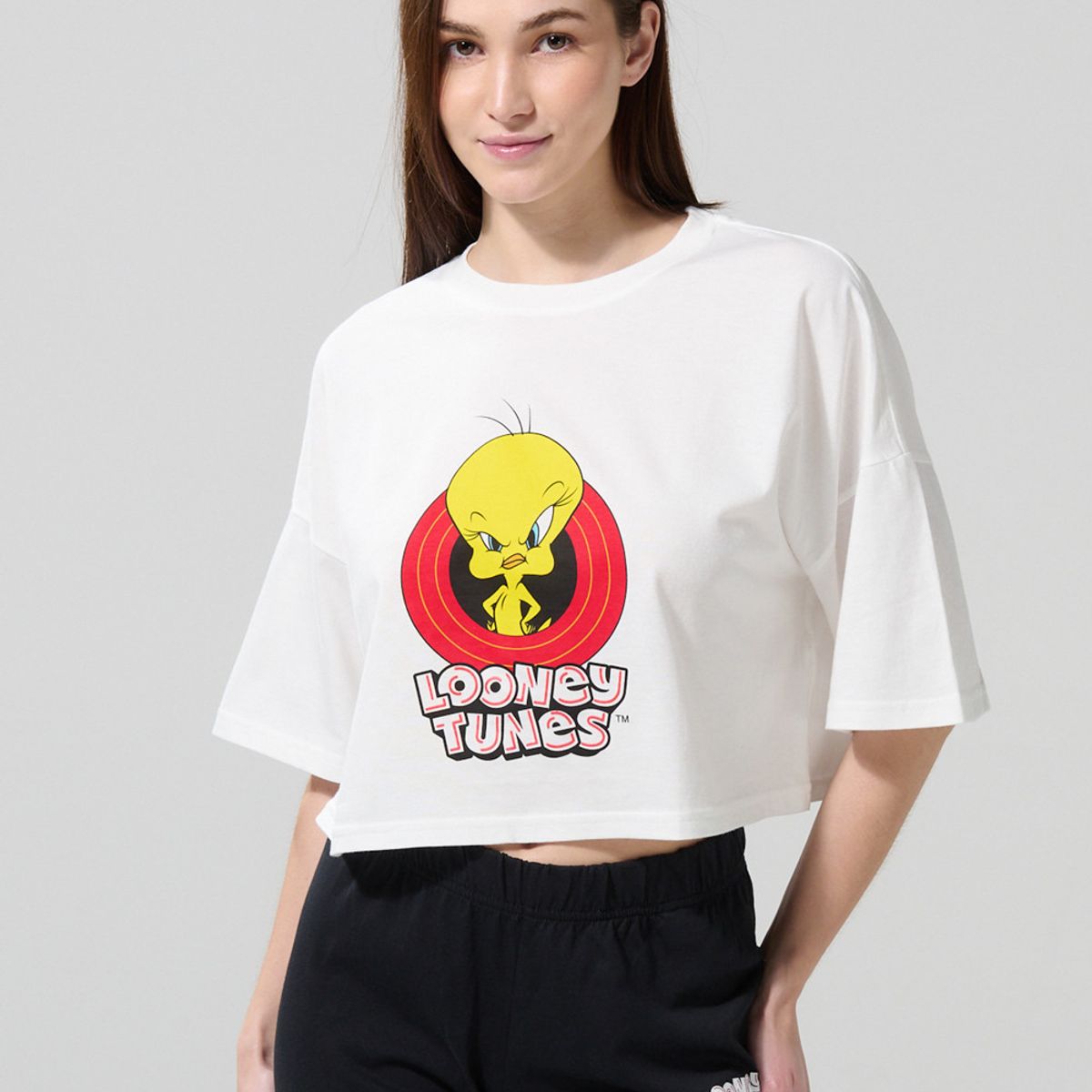 KOAJ - KOAJ Camiseta crema clara crop top oversize de Looney Tunes Mujer