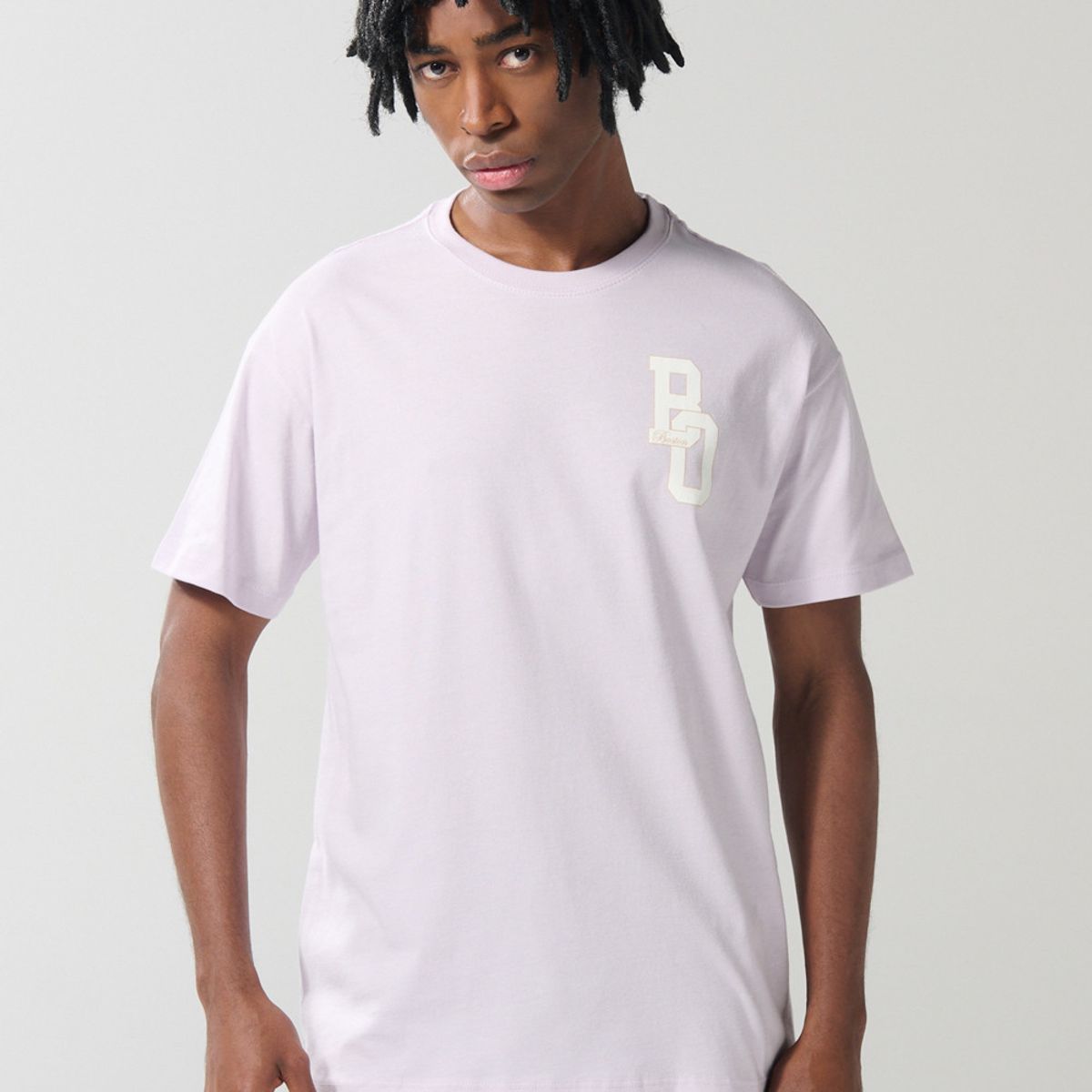 KOAJ - KOAJ Camiseta manga corta lila clara con arte college en fre Hombre