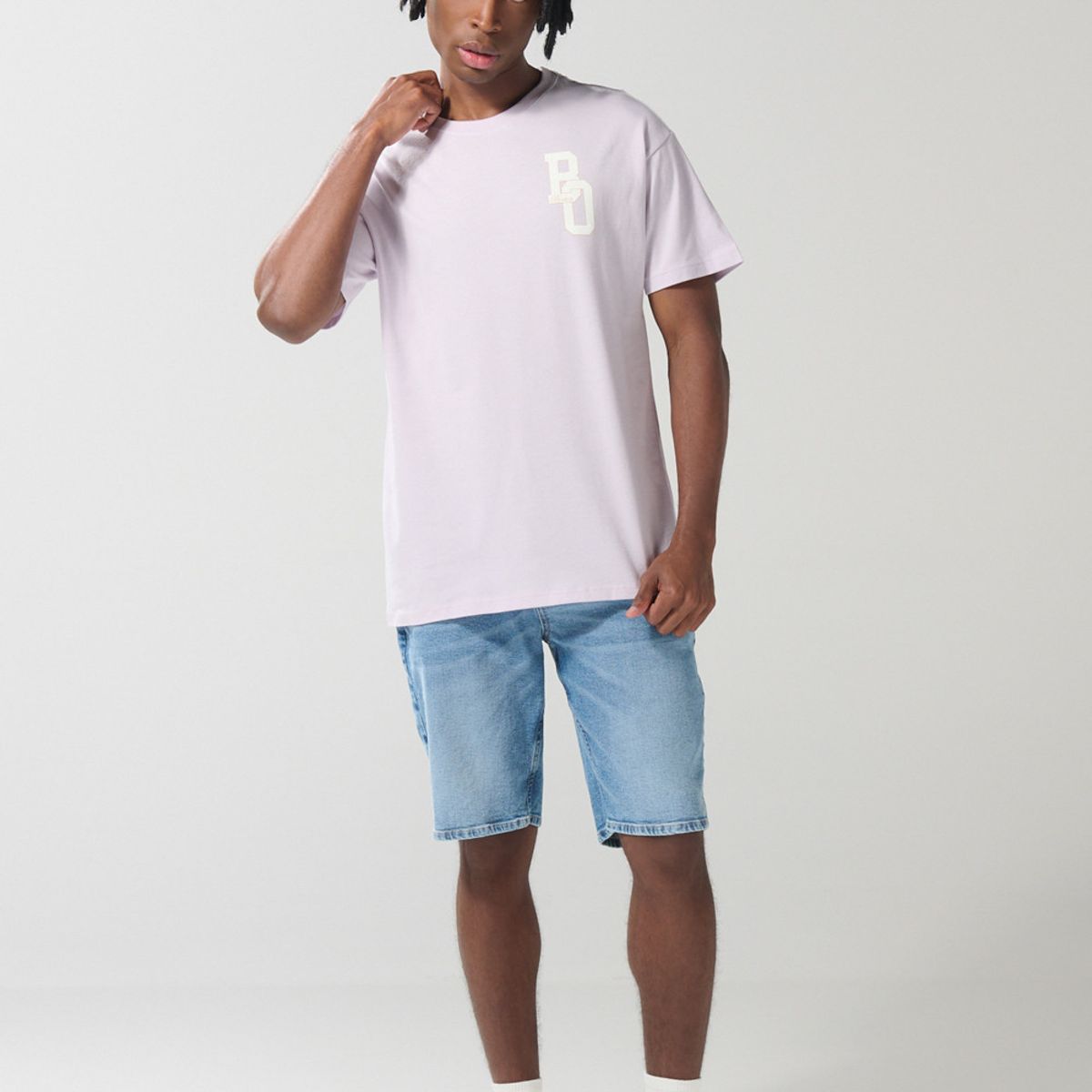 KOAJ - KOAJ Camiseta manga corta lila clara con arte college en fre Hombre